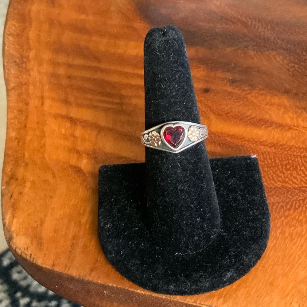 Chic Silver Ring with Heart-Shaped Red Stone